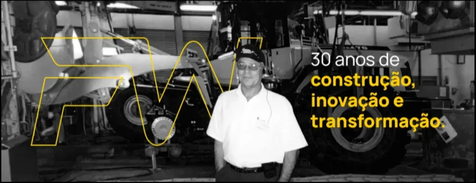 Fundador da FW Máquinas em frente a uma escavadeira Komatsu na oficina da matriz, com a marca FW e o texto "30 anos de construção, inovação e transformação"