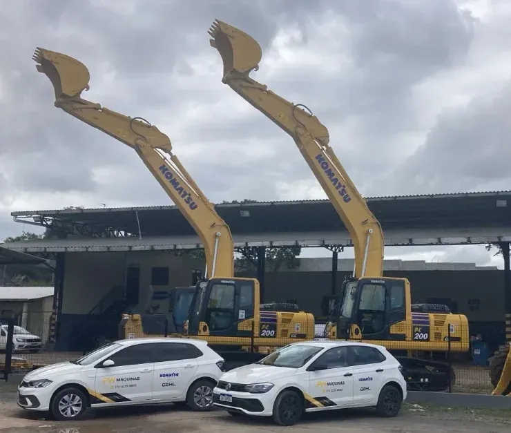 Pátio da filial de Salvador, com escavadeiras Komatsu PC200 e carros da FW Máquinas.